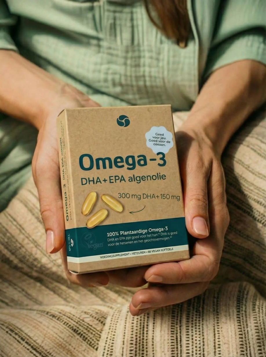 Handen houden een doos Testa Omega-3 vast